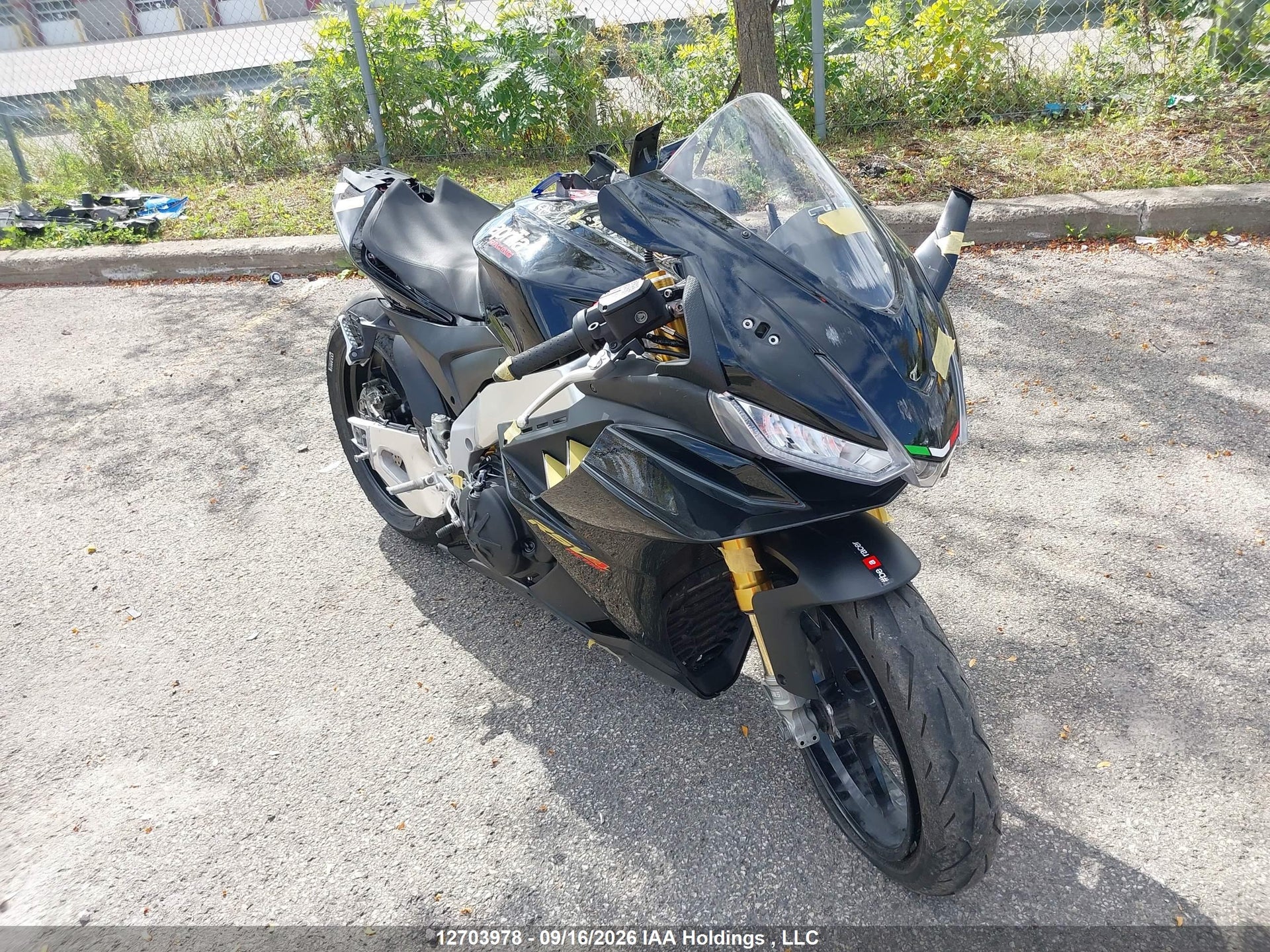 2022 APRILIA RSV4 1100 FACTORY — VIN ZD4KYUB0XNS000447 — Front & Possible Mech. damage — salvage auction photo — TrueBid 2022 APRILIA RSV4 1100 FACTORY — VIN ZD4KYUB0XNS000447 — Front & Possible Mech. damage — salvage auction photo — TrueBid